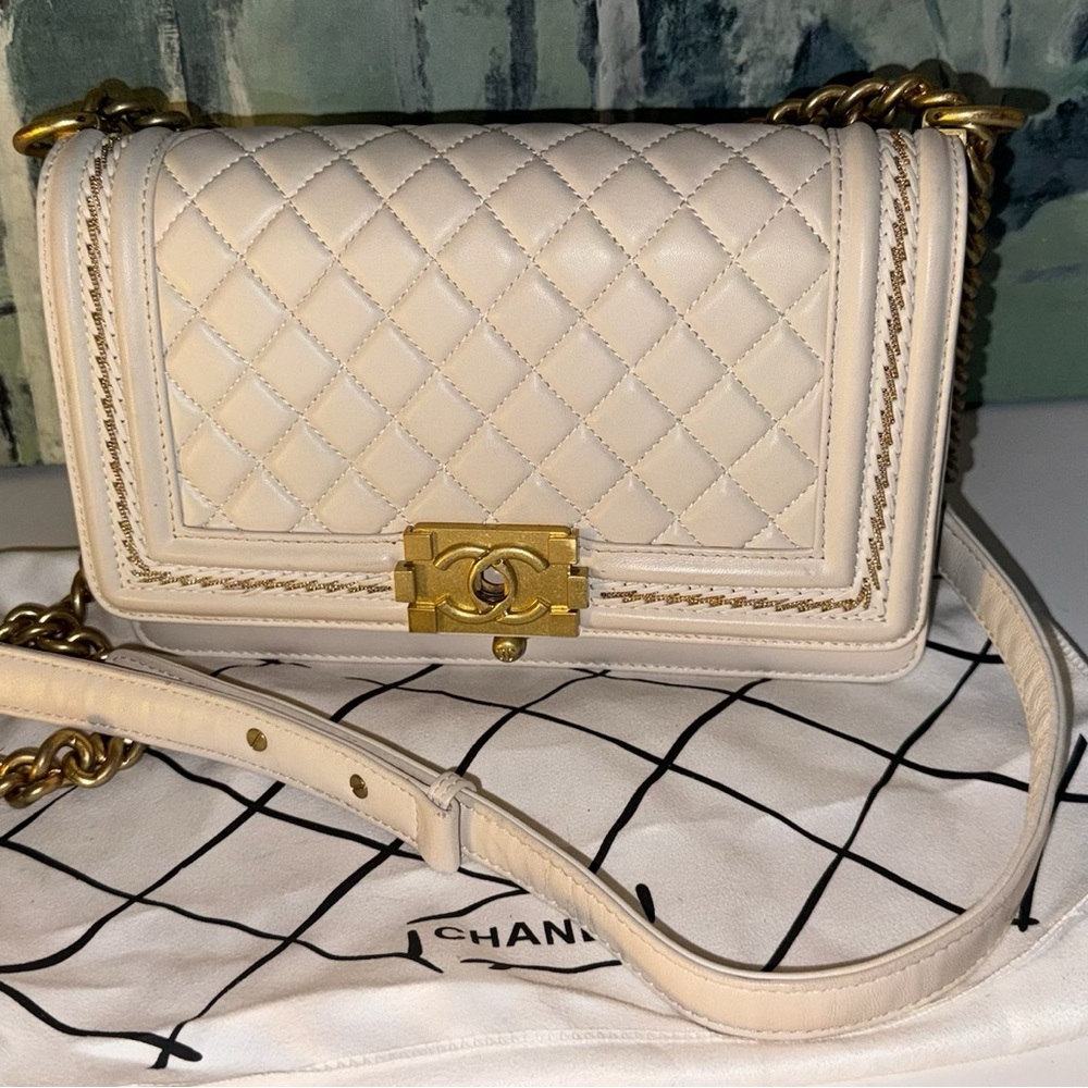 CHANEL 
Caviar Quilted Medium Boy Flap Ivory